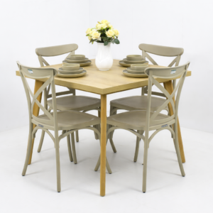 Table à manger carrée en bois clair avec quatre chaises vert sauge, présentée sur fond blanc propre et lumineux