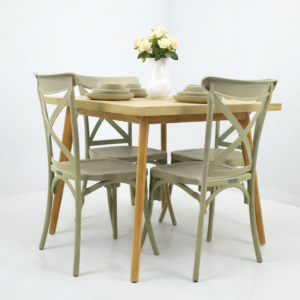 Table à manger carrée en bois clair avec quatre chaises vert sauge, présentée sur fond blanc propre et lumineux