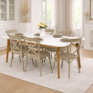 Salle à manger élégante composée d’une table blanche rectangulaire et de chaises beige intégrée dans un décor clair et raffiné