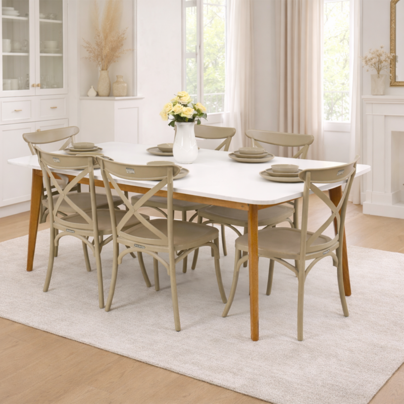 Salle à manger élégante composée d’une table blanche rectangulaire et de chaises beige intégrée dans un décor clair et raffiné