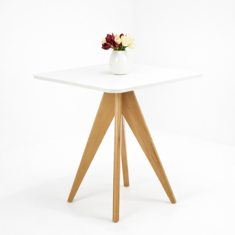 Table à manger scandinave blanche avec plateau carré et pieds en bois naturel, présentée sur fond blanc avec un design moderne et minimaliste.