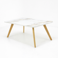 Table basse rectangulaire avec plateau blanc effet marbre et pieds en bois naturel, photographiée sur fond blanc épuré.