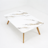 Table basse rectangulaire avec plateau blanc effet marbre et pieds en bois naturel, photographiée sur fond blanc épuré.