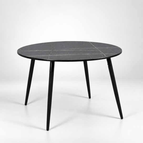 Table ronde noire effet marbre intégrée dans un intérieur chic et élégant, sans chaises