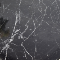 Table ronde noire effet marbre intégrée dans un intérieur chic et élégant, sans chaises