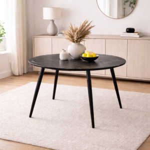 Table ronde noire effet marbre intégrée dans un intérieur chic et élégant, sans chaises