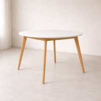 Table ronde design scandinave avec plateau blanc et pieds en bois naturel intégrée dans un décor intérieur minimaliste et lumineux, sans chaises.