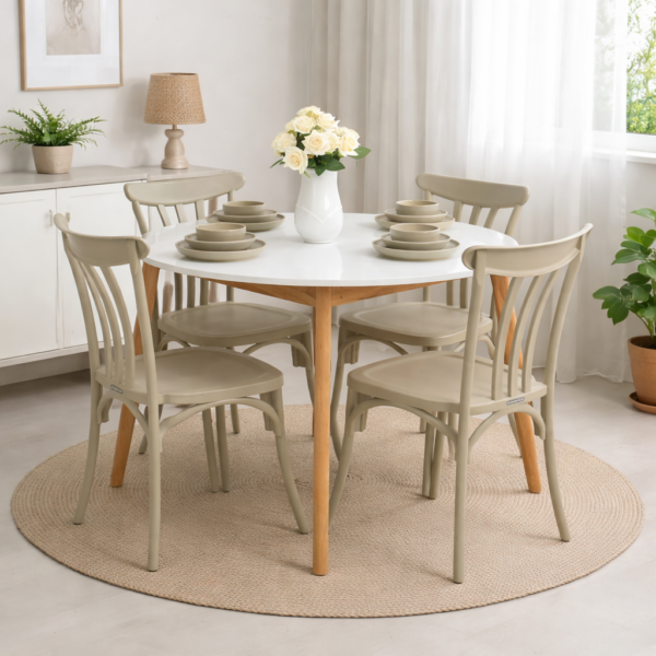 Salle à manger ronde moderne avec table blanche et quatre chaises beige, pieds en bois naturel, intégrée dans un décor simple et lumineux – Disponible en Tunisie.