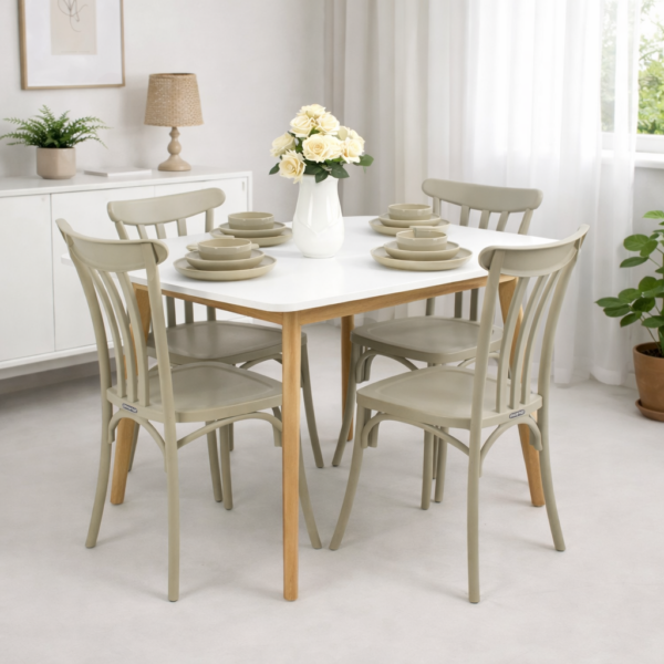 Salle à manger scandinave moderne 4 places avec table blanche et chaises beiges dans un intérieur lumineux