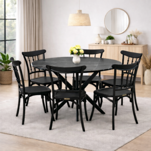 Table ronde noire effet marbre avec six chaises noires intégrée dans un décor moderne avec rideaux, buffet et suspension naturelle