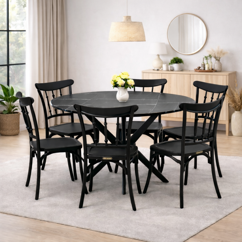 Table ronde noire effet marbre avec six chaises noires intégrée dans un décor moderne avec rideaux, buffet et suspension naturelle