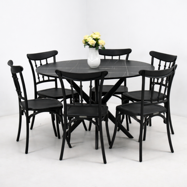 Table ronde noire effet marbre avec six chaises noires présentée sur fond gris clair épuré