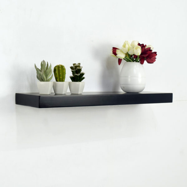 Étagère murale flottante noire avec accessoires décoratifs modernes, idéale pour salon, bureau, chambre ou entrée.