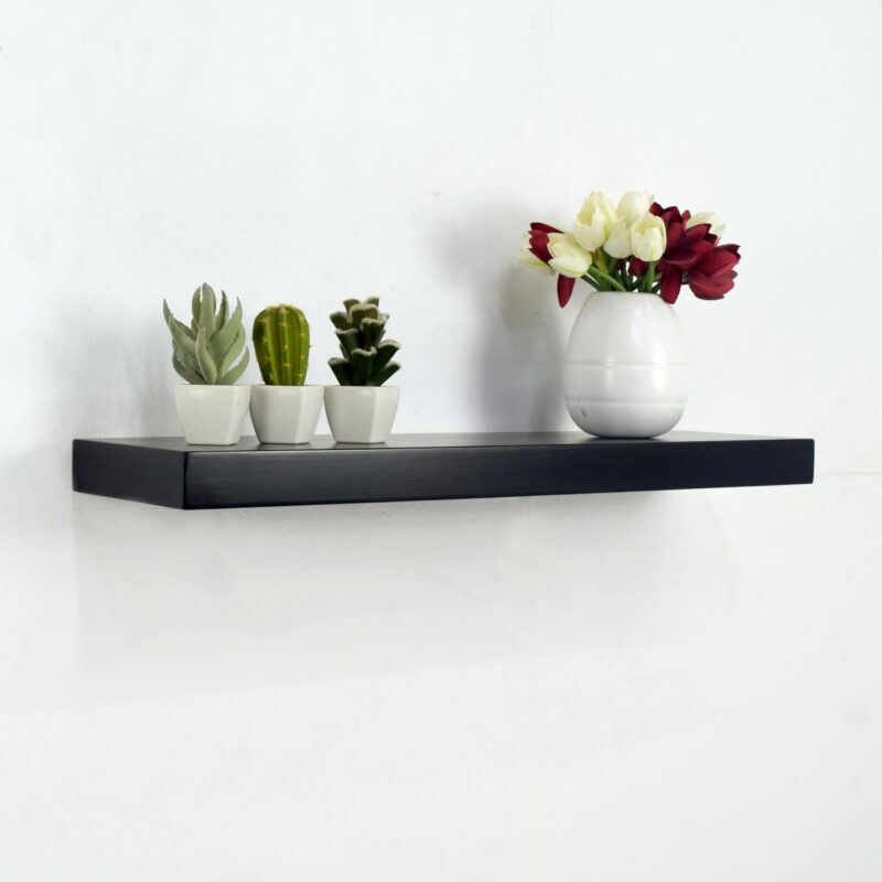 Étagère murale flottante noire avec accessoires décoratifs modernes, idéale pour salon, bureau, chambre ou entrée.