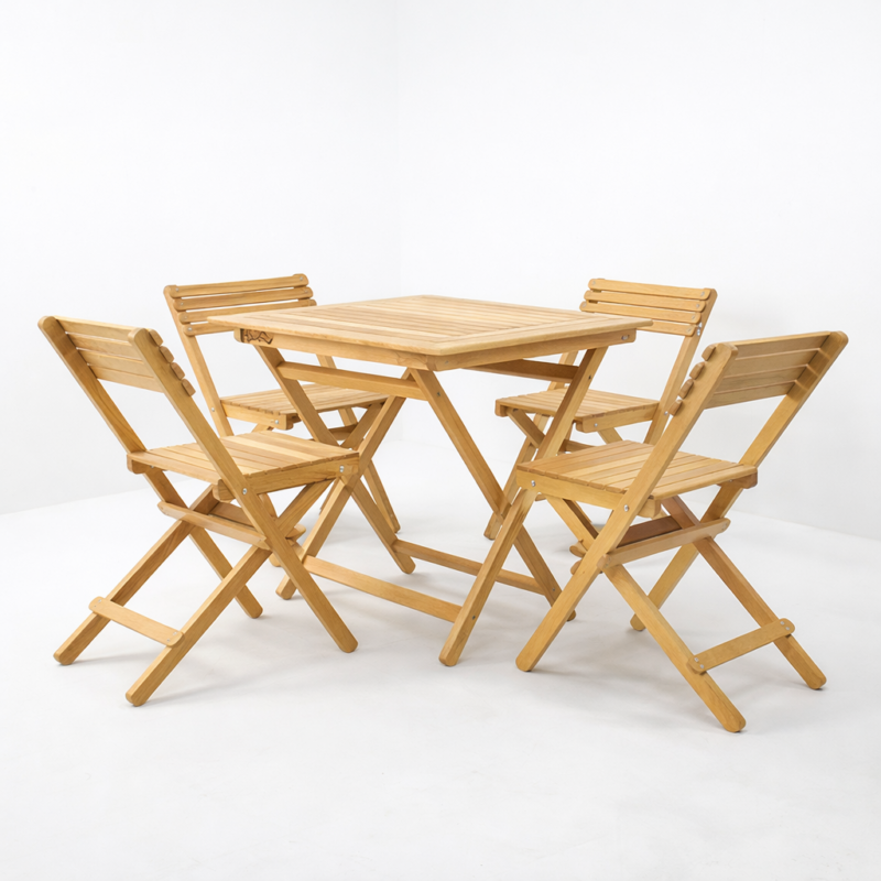 Table pliante carrée en bois naturel avec quatre chaises pliantes assorties, présentée sur fond blanc épuré