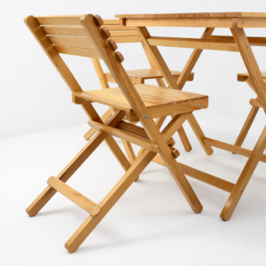 Table pliante carrée en bois naturel avec quatre chaises pliantes assorties, présentée sur fond blanc épuré