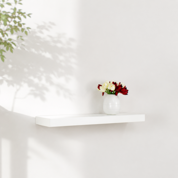 Étagère murale flottante blanche dans un décor minimaliste beige avec vase décoratif et fleurs.