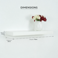 Étagère murale flottante blanche dans un décor minimaliste beige avec vase décoratif et fleurs.