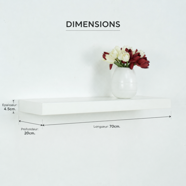 Étagère murale flottante blanche dans un décor minimaliste beige avec vase décoratif et fleurs.