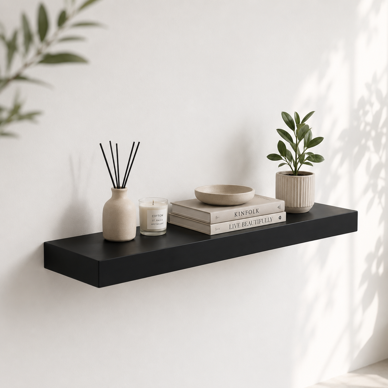 Étagère Murale Flottante Noire Design Moderne et Élégant Étagère murale flottante noire avec accessoires décoratifs modernes, idéale pour salon, bureau, chambre ou entrée.