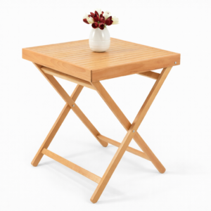 Table pliante carrée en bois massif avec plateau à lattes et pieds croisés, décorée d’un vase floral sur fond blanc épuré.