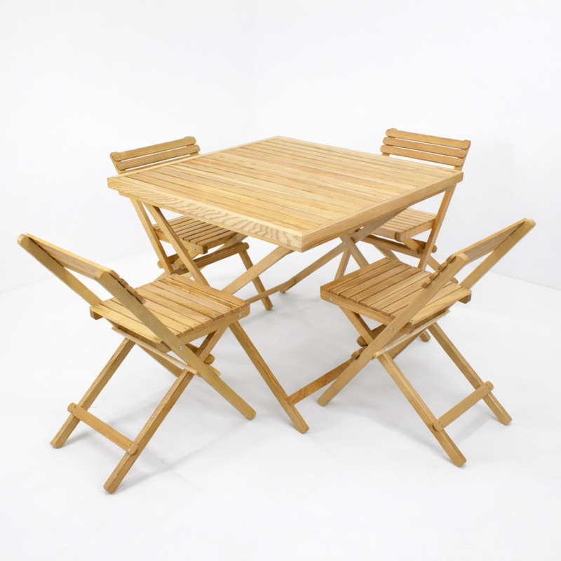 Table pliante carrée en bois naturel avec quatre chaises pliantes assorties, présentée sur fond blanc épuré
