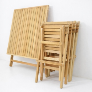 Table pliante carrée en bois naturel avec quatre chaises pliantes assorties, présentée sur fond blanc épuré