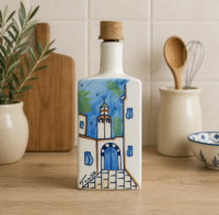 Bouteille en céramique blanche avec bouchon en bois décorée d’un dessin artistique d’une porte et maison tunisienne en bleu
