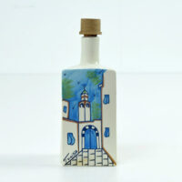 Bouteille en céramique blanche avec bouchon en bois décorée d’un dessin artistique d’une porte et maison tunisienne en bleu
