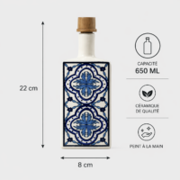 Bouteille en céramique blanche avec motif bleu traditionnel peint à la main, idéale pour huile ou vinaigre, style méditerranéen.