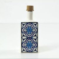 Bouteille en céramique blanche avec motif bleu traditionnel peint à la main, idéale pour huile ou vinaigre, style méditerranéen.