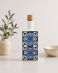 Bouteille en céramique blanche avec motif bleu traditionnel peint à la main, idéale pour huile ou vinaigre, style méditerranéen.