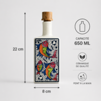 Bouteille en céramique blanche peinte à la main avec motif poissons colorés, hauteur 22 cm, idéale pour huile ou vinaigre en cuisine.