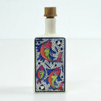 Bouteille en céramique blanche peinte à la main avec motif poissons colorés, hauteur 22 cm, idéale pour huile ou vinaigre en cuisine.