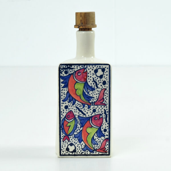 Bouteille en céramique blanche peinte à la main avec motif poissons colorés, hauteur 22 cm, idéale pour huile ou vinaigre en cuisine.