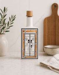 Bouteille en céramique blanche peinte à la main avec motif porte traditionnelle tunisienne, idéale pour huile ou vinaigre, hauteur 22 cm.
