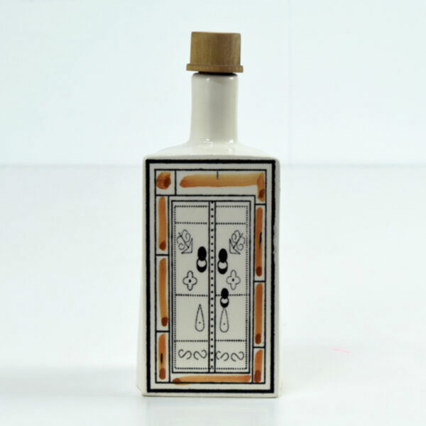 Bouteille en céramique blanche peinte à la main avec motif porte traditionnelle tunisienne, idéale pour huile ou vinaigre, hauteur 22 cm.