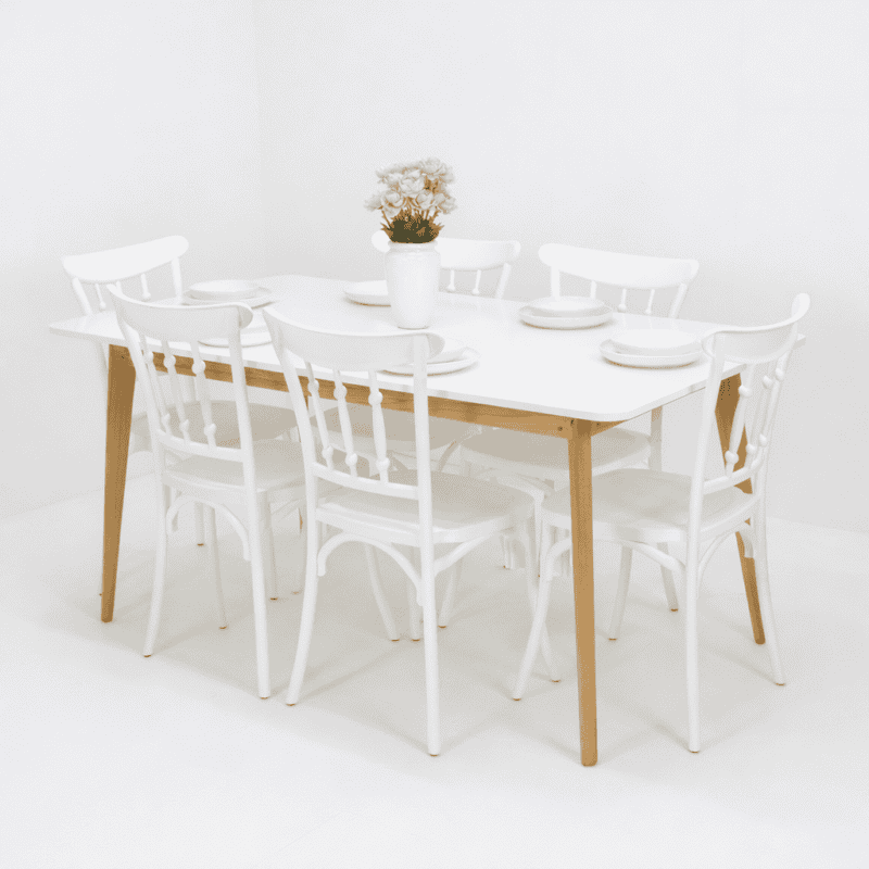 Salle à manger blanche moderne avec table rectangulaire et six chaises blanches, pieds bois naturel et décoration florale – Disponible en Tunisie.