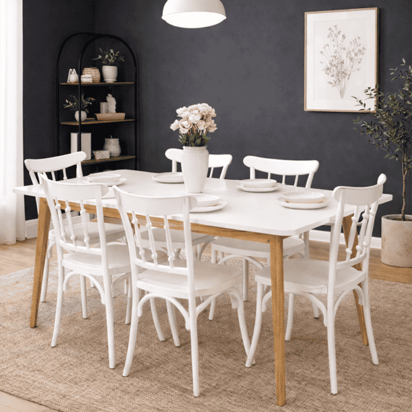 Salle à manger blanche moderne avec table rectangulaire et six chaises blanches, pieds bois naturel et décoration florale – Disponible en Tunisie.