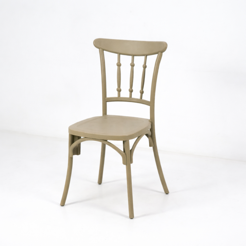 Chaise bistrot beige en plastique avec dossier ajouré et pieds élégants, style classique