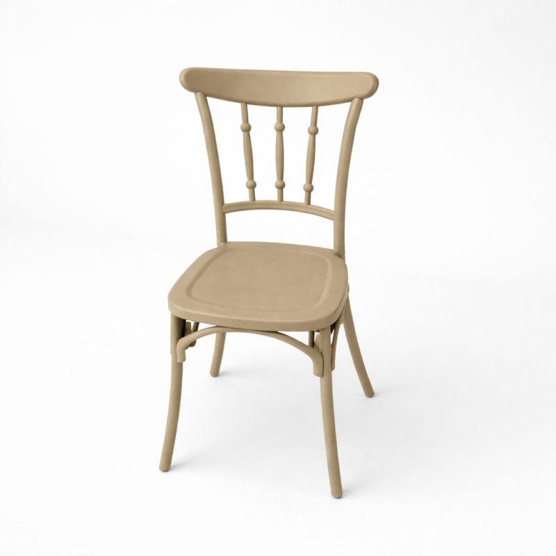 Chaise bistrot beige en plastique avec dossier ajouré et pieds élégants, style classique