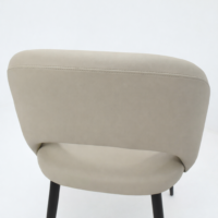 Chaise moderne beige rembourrée avec pieds noirs, design contemporain et assise confortable