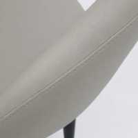 Chaise moderne beige rembourrée avec pieds noirs, design contemporain et assise confortable