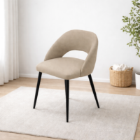 Chaise moderne beige rembourrée avec pieds noirs, intégrée dans un décor intérieur minimaliste et lumineux