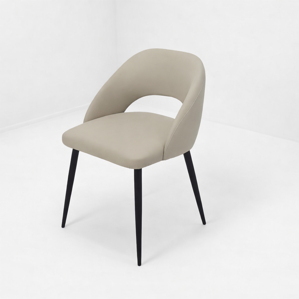 Chaise moderne beige rembourrée avec pieds noirs, design contemporain et assise confortable
