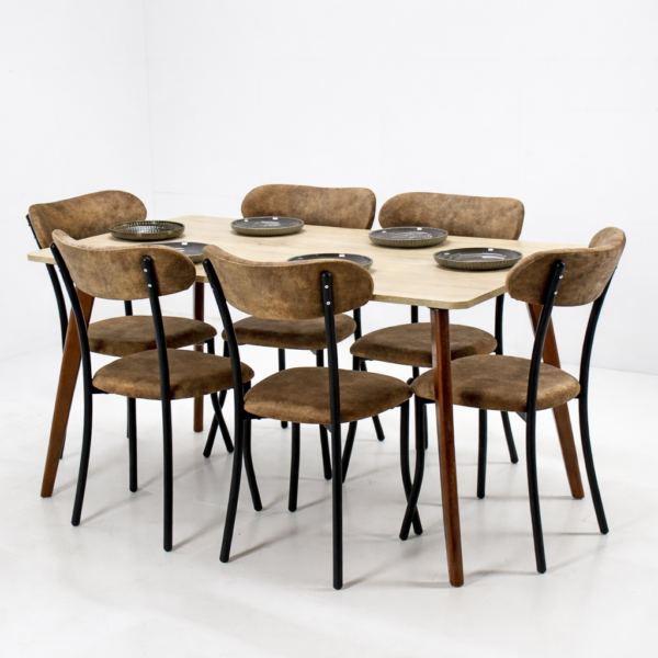 Salle à manger ELYA composée d’une table rectangulaire en bois clair et de six chaises marron rembourrées, design élégant et moderne.