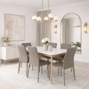 Table de salle à manger moderne blanche avec six chaises taupe, décor chic et élégant, vases décoratifs et éclairage raffiné