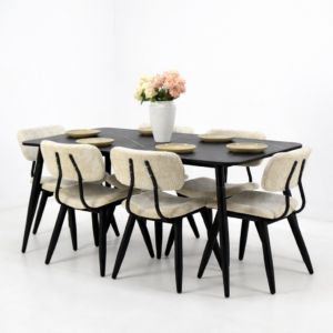 Salle à manger moderne composée d’une table rectangulaire noire et de six chaises en tissu bouclette beige, design contemporain et élégant.