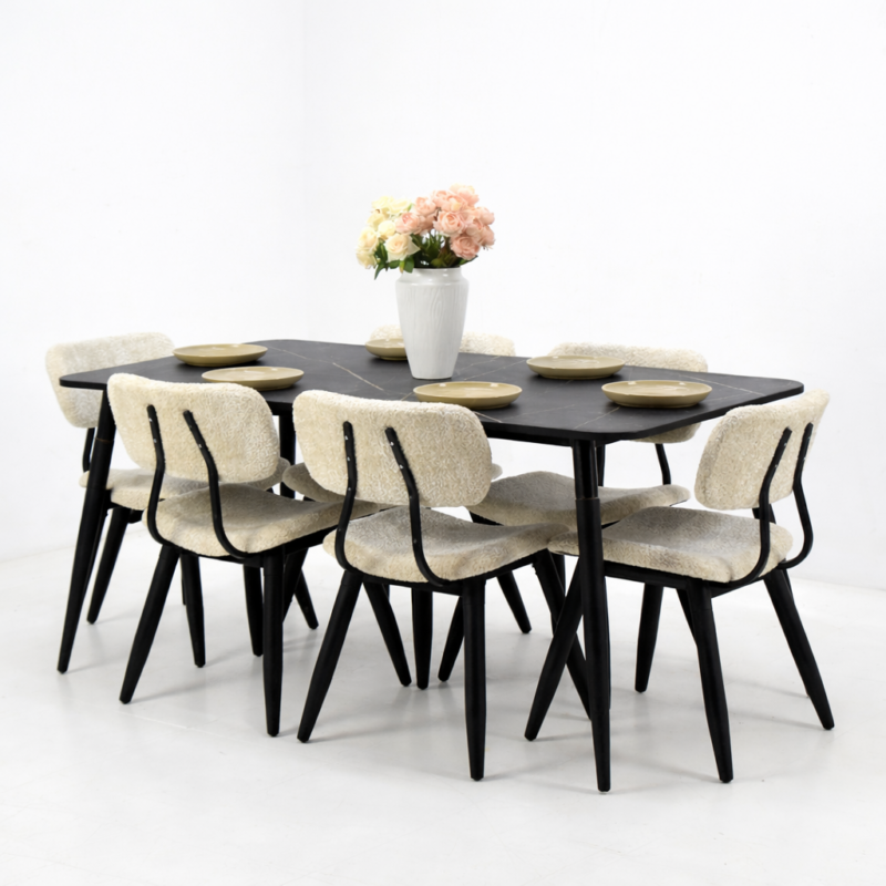 Salle à manger moderne composée d’une table rectangulaire noire et de six chaises en tissu bouclette beige, design contemporain et élégant.