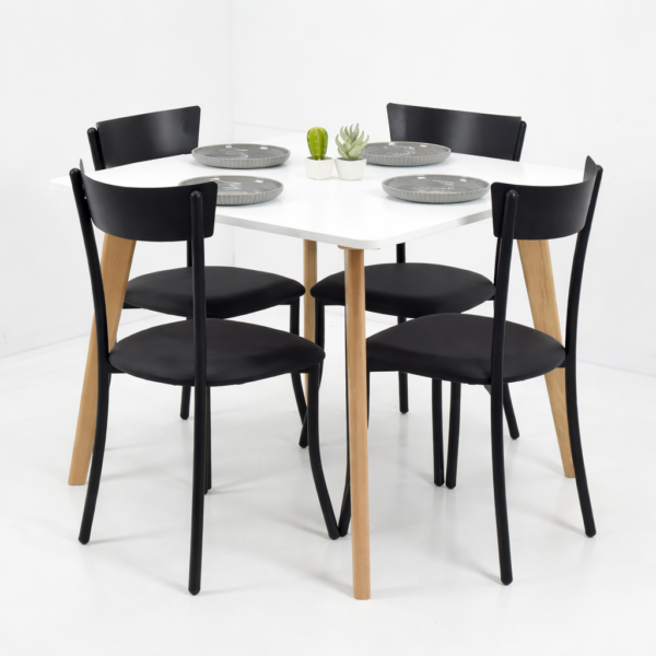 Salle à manger moderne avec table carrée blanche et quatre chaises noires au design contemporain, idéale pour un intérieur élégant et minimaliste.